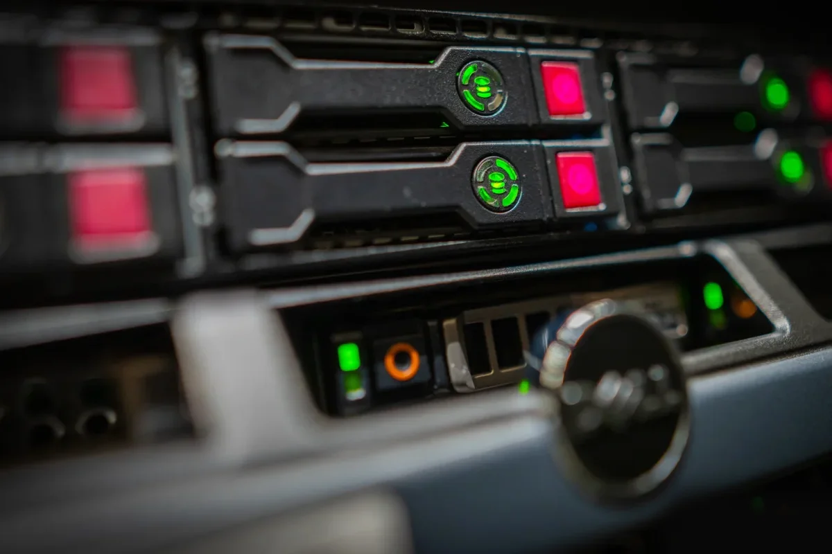 Server-Rack Detail mit Status-LEDs